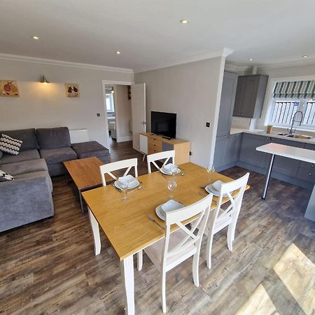 The Lakes Rookley Екстер'єр фото Interior of a typical lodge