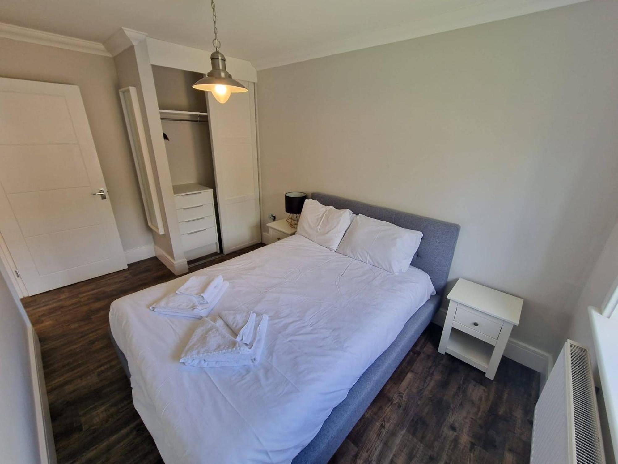 The Lakes Rookley Екстер'єр фото A bedroom in a serviced apartment