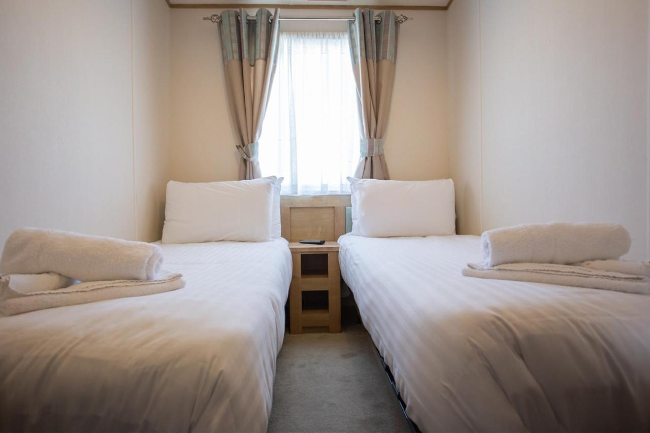The Lakes Rookley Екстер'єр фото A room at a capsule hotel in Tokyo