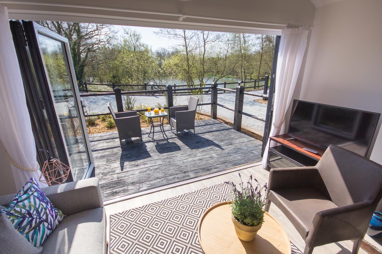 The Lakes Rookley Екстер'єр фото The interior of a typical lodge at the park