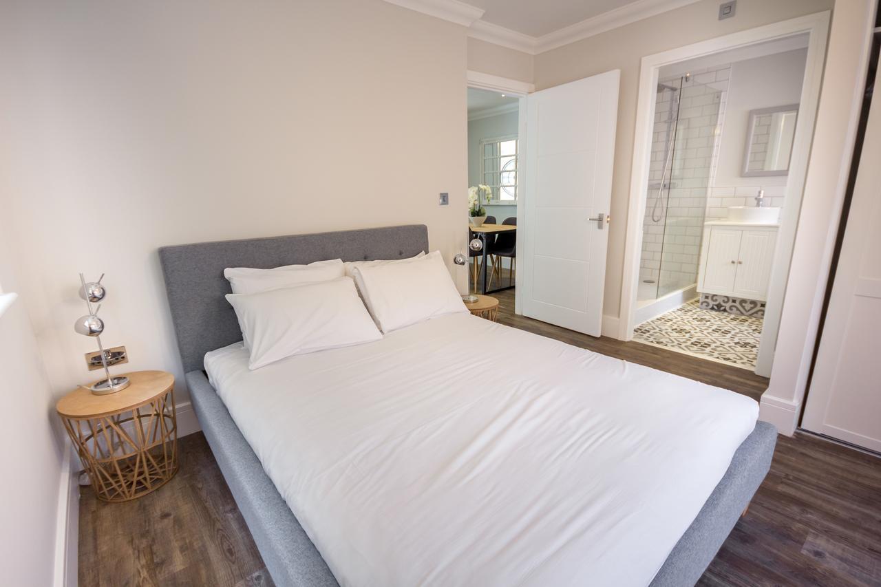 The Lakes Rookley Екстер'єр фото A bedroom in a serviced apartment in London