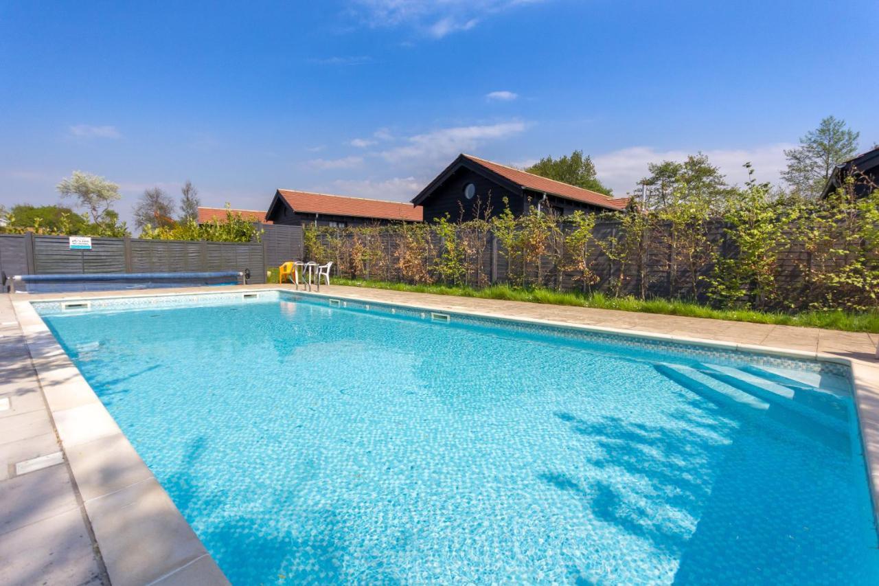 The Lakes Rookley Екстер'єр фото The swimming pool at the school