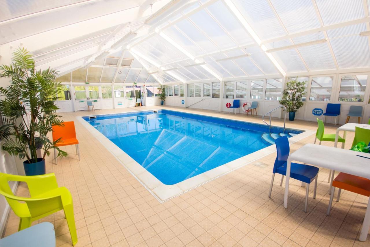 The Lakes Rookley Екстер'єр фото The swimming pool at the leisure centre