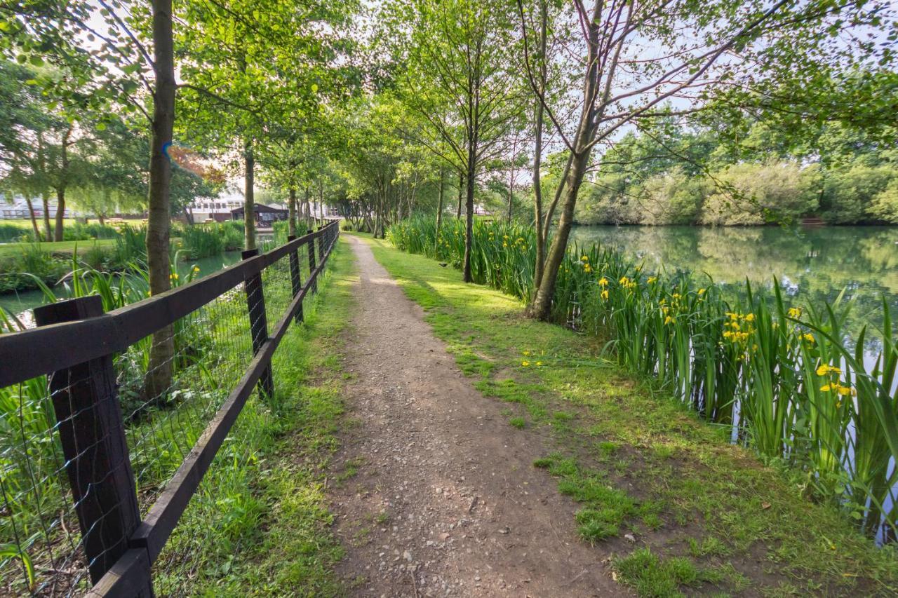 The Lakes Rookley Екстер'єр фото The path around the lake